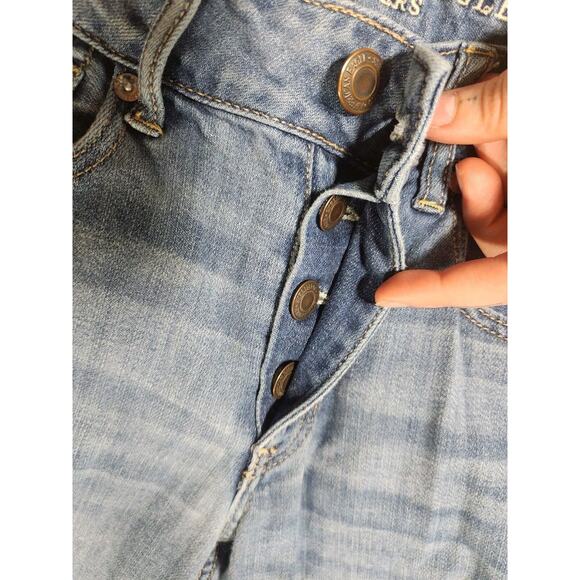 Sz 2 Light Wash Distressed American Eagle Jeans Womens Tomgirl Ripped Size Two - Picture 5 of 8